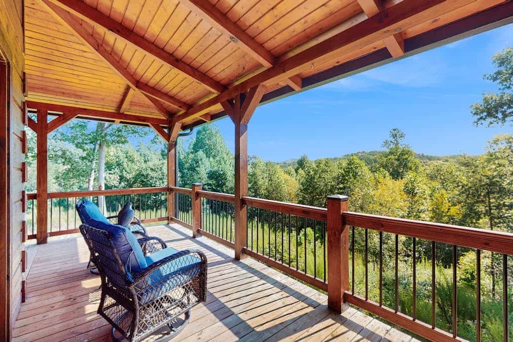 Cozy mountain cabin with EV charger, game room & forest views