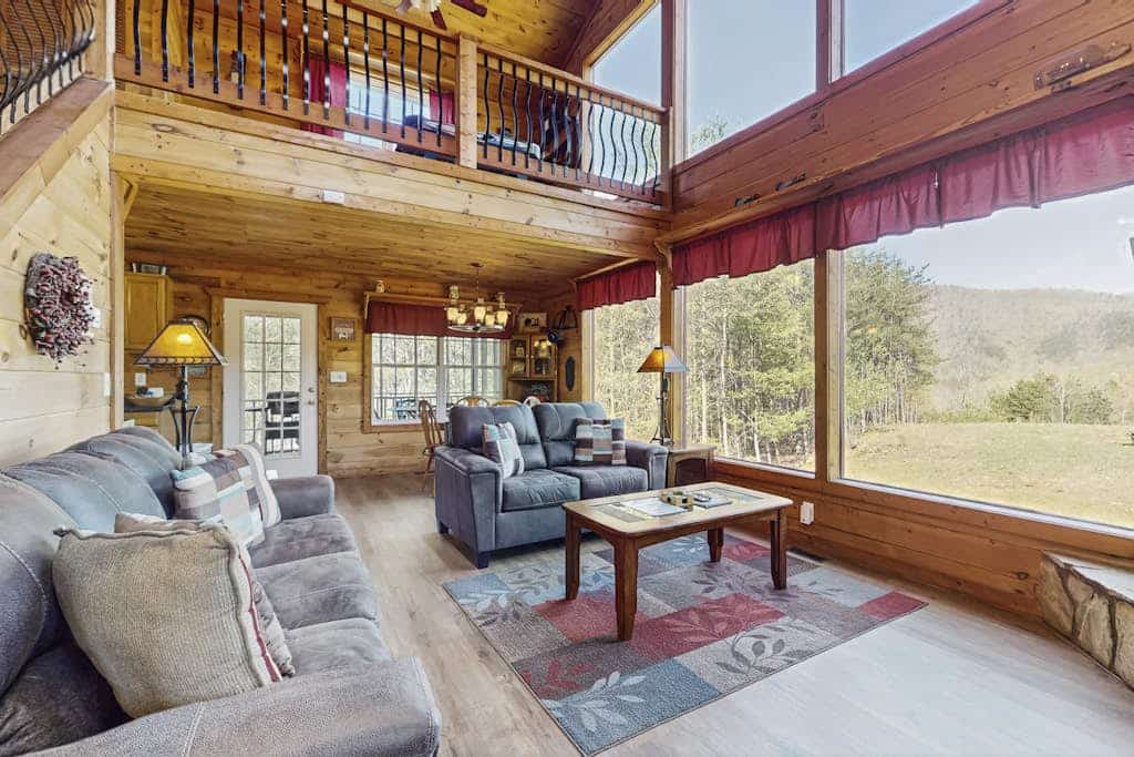 Great mountain view, hot tub, air hockey, outdoor waterfall