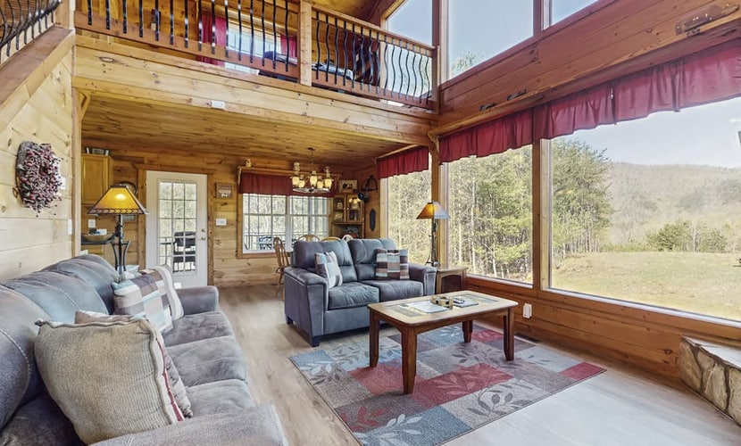 Great mountain view, hot tub, air hockey, outdoor waterfall