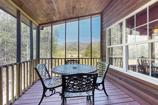 Great mountain view, hot tub, air hockey, outdoor waterfall