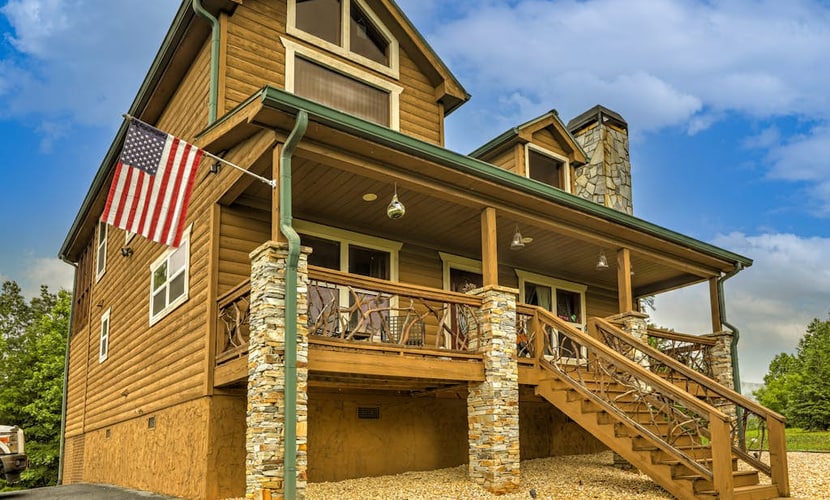 Dog-friendly home with private hot tub, pool table & mountain views