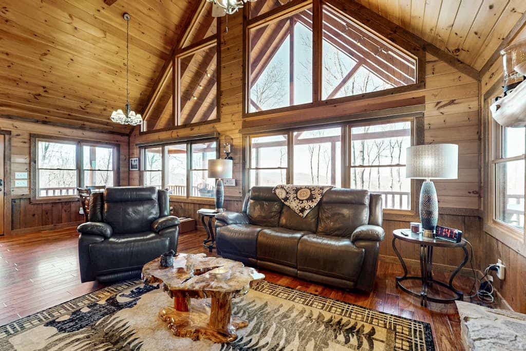 Family & Dog Friendly Cozy Cabin with hot tub & pool table