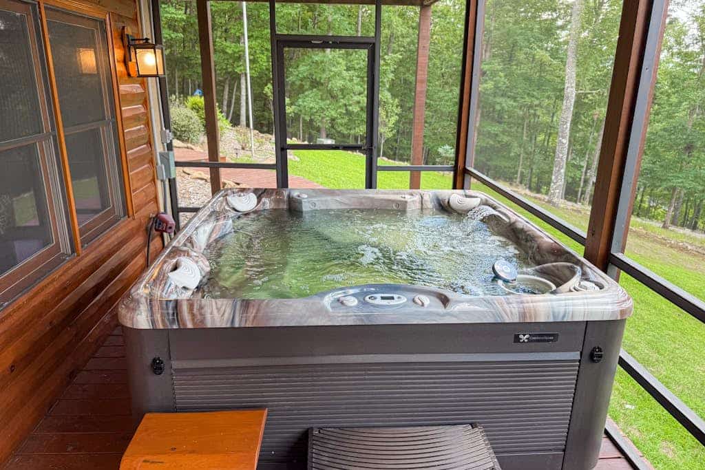 Family & Dog Friendly Cozy Cabin with hot tub & pool table