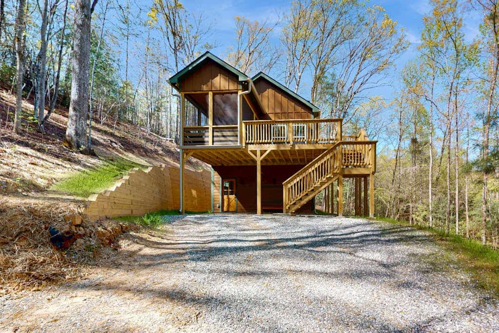 Modern farm style, dog friendly cabin with game room and screened in deck
