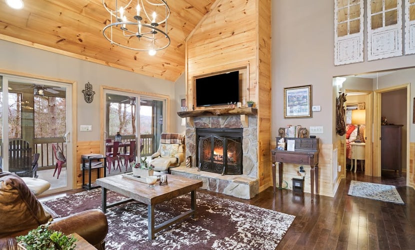 Serene retreat with a hot tub, firepit, washer/dryer & seasonal mountain views
