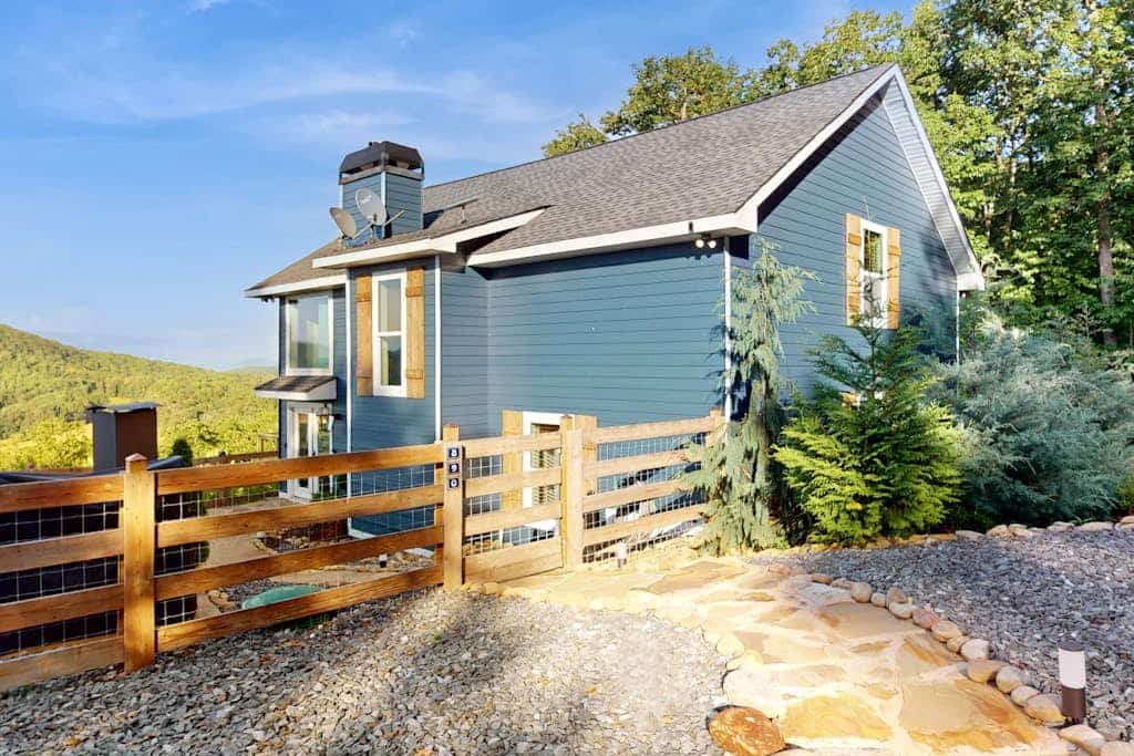 2BR Mountain chalet with loft, views & deck