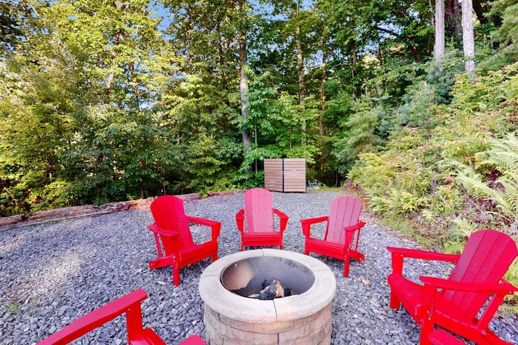 2BR Mountain chalet with loft, views & deck