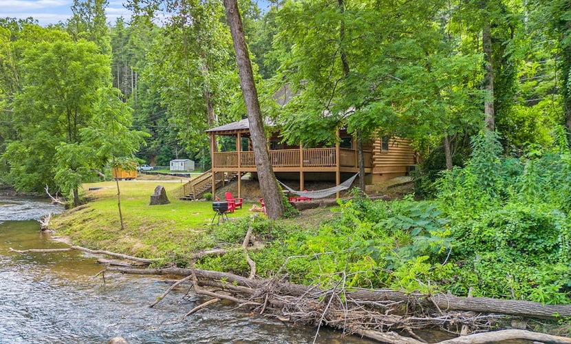 Rare easy access RV, trailer, & motorcycle parking, dog friendly cabin
