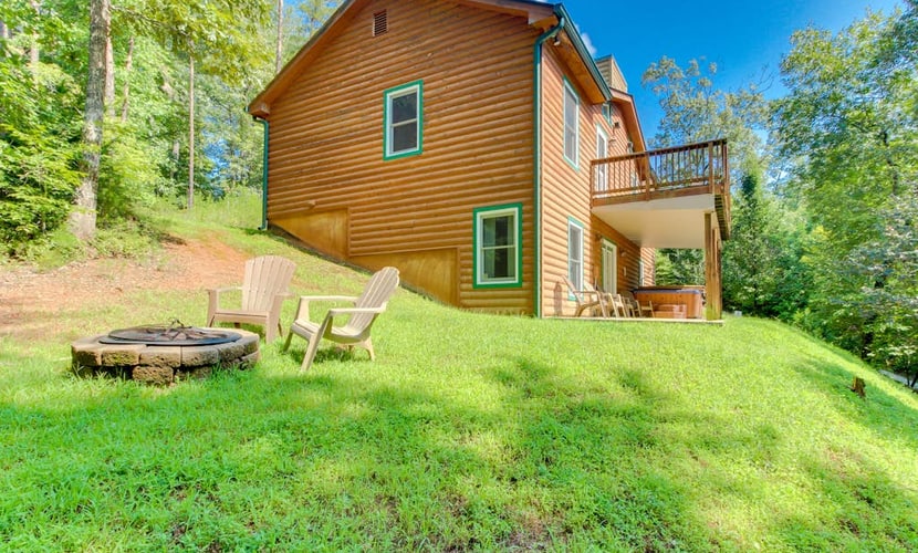 Spacious, dog-friendly cabin with a private hot tub, pool table, mini bar, and expansive backyard.