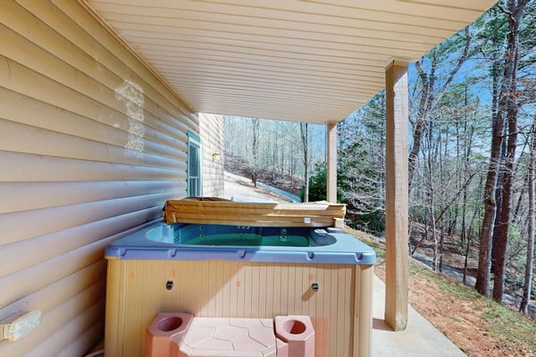 Spacious, dog-friendly cabin with a private hot tub, pool table, mini bar, and expansive backyard.