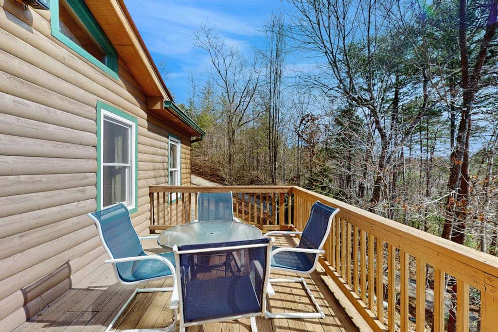 Spacious, dog-friendly cabin with a private hot tub, pool table, mini bar, and expansive backyard.