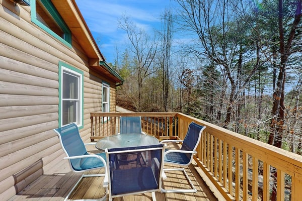 Spacious, dog-friendly cabin with a private hot tub, pool table, mini bar, and expansive backyard.