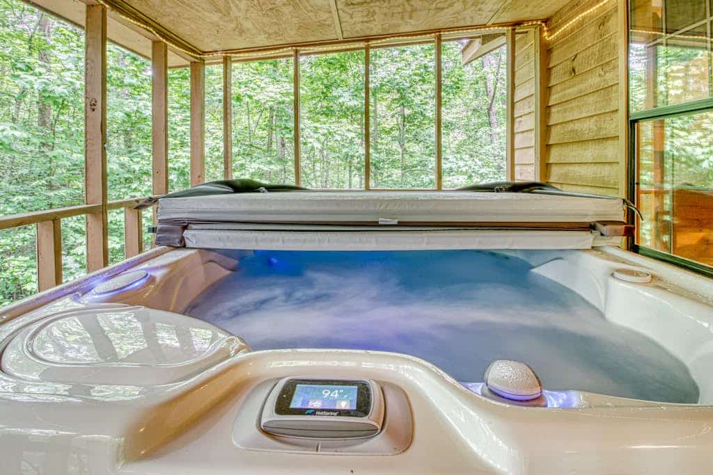 Adorable cabin w/ a hot tub, air hockey, & firepit Close to state park