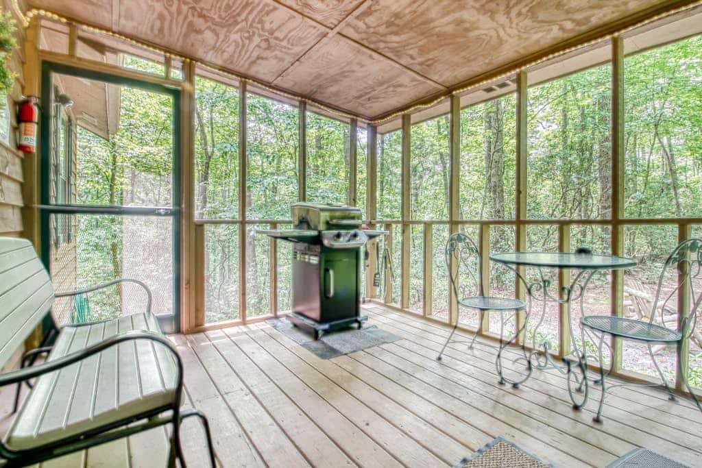 Adorable cabin w/ a hot tub, air hockey, & firepit Close to state park