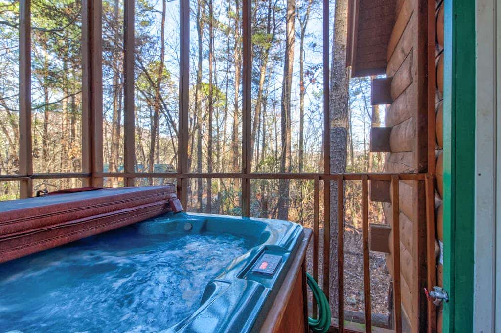 Dog-friendly log cabin with private hot tub & in-room Jacuzzi