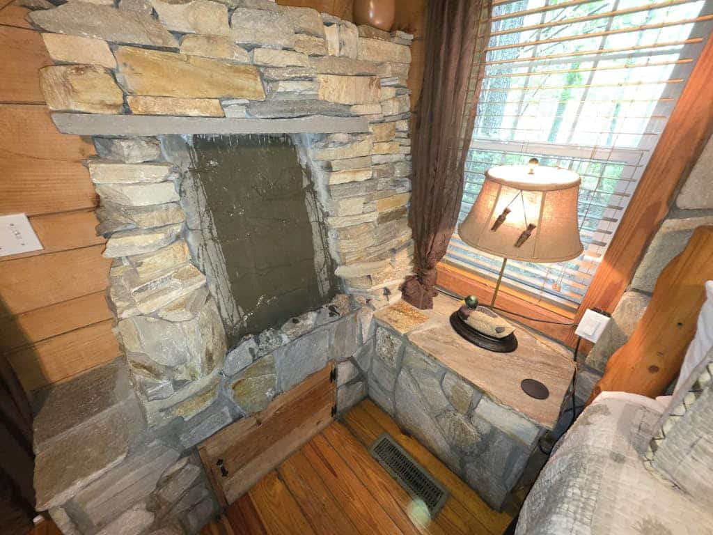 Dog-friendly log cabin with private hot tub & in-room Jacuzzi