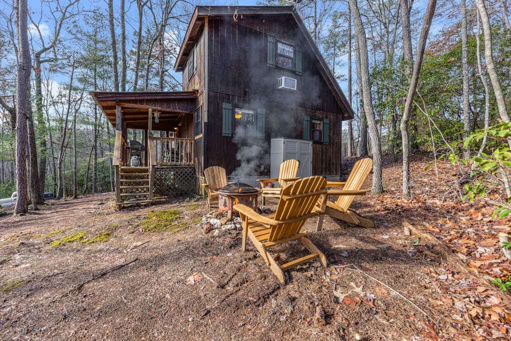 Cozy cabin with fireplace, central AC, full kitchen & firepit - dog-friendly