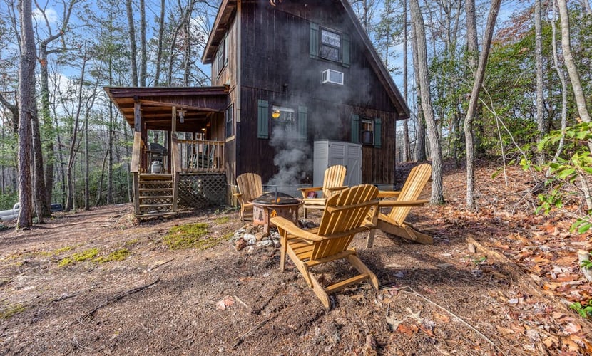 Cozy cabin with fireplace, central AC, full kitchen & firepit - dog-friendly