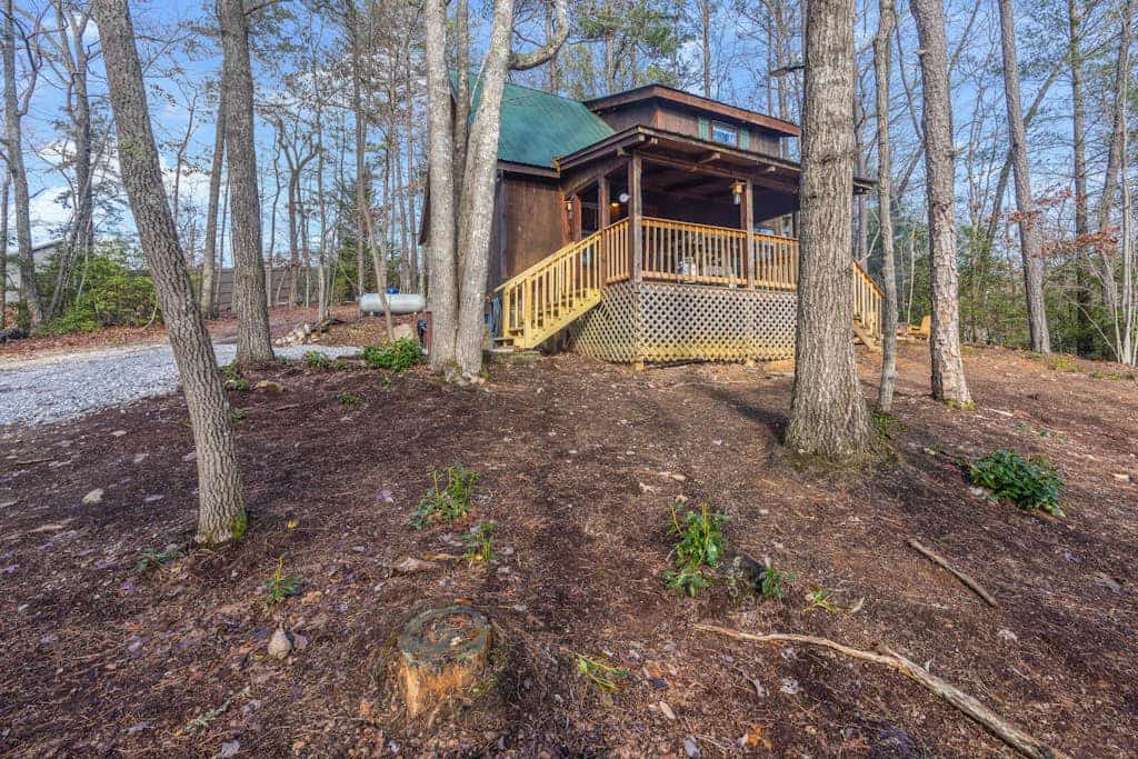 Cozy cabin with fireplace, central AC, full kitchen & firepit - dog-friendly