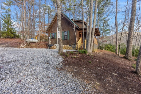 Cozy cabin with fireplace, central AC, full kitchen & firepit - dog-friendly