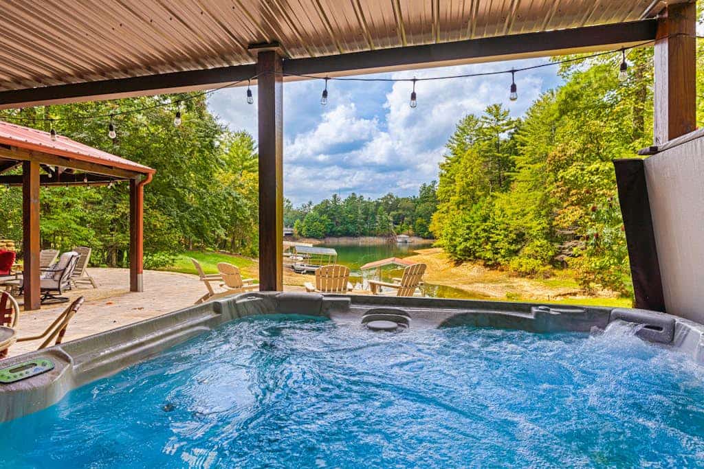 Lakefront house with dock, kayaks, grill, fireplaces, pool table, hot tub, & W/D