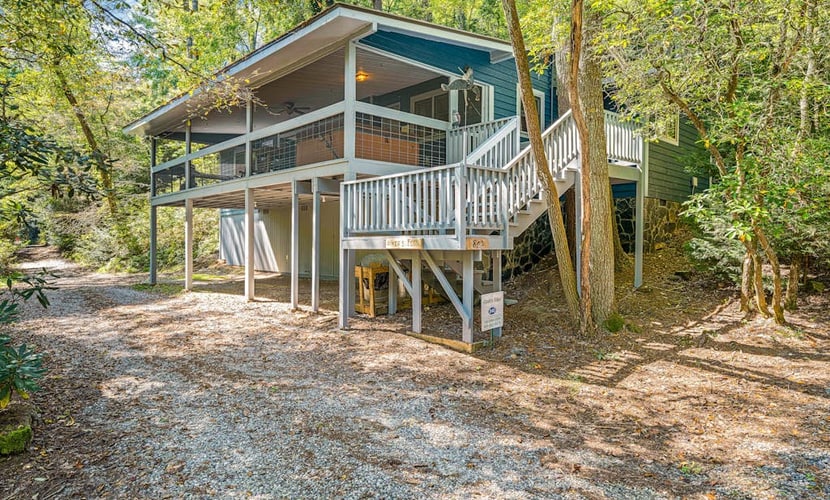 Charming cabin on the Toccoa River with a private hot tub, screened porch & WiFi