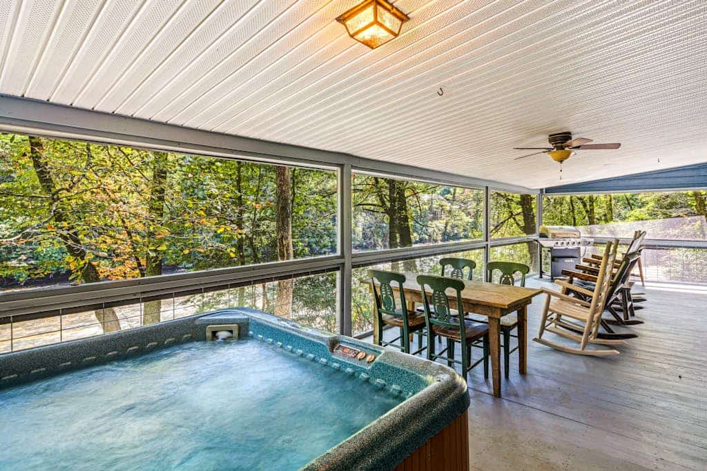 Charming cabin on the Toccoa River with a private hot tub, screened porch & WiFi