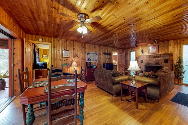 Charming cabin on the Toccoa River with a private hot tub, screened porch & WiFi