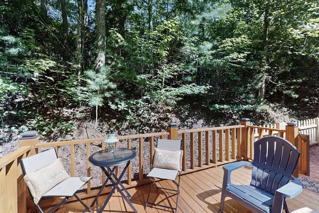 Dog-friendly cabin in the woods w/ private hot tub, screened-in deck & BBQ