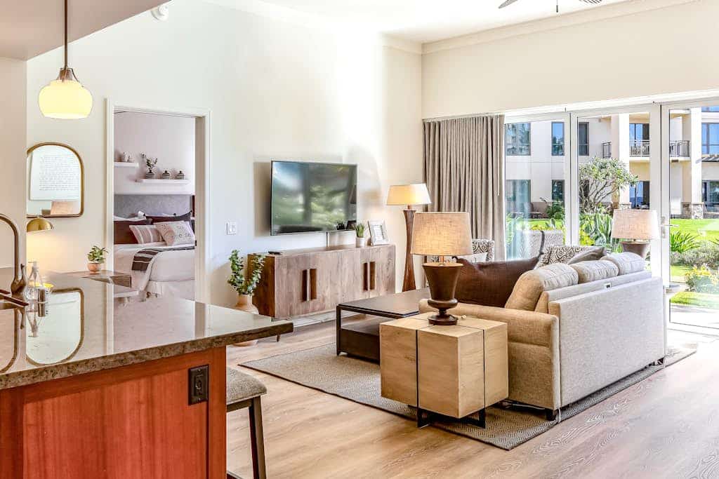 Ground floor condo w/ lanai, shared pools, & hot tub - near beaches & golf