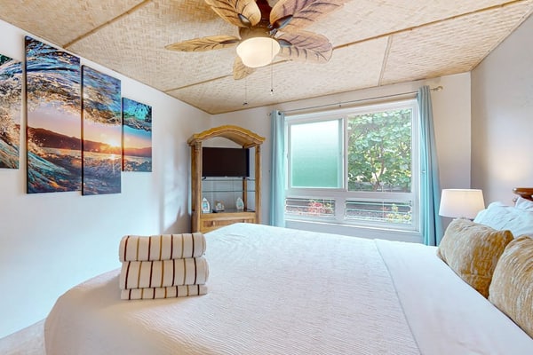 Updated tropical condo with great location, pool access, and central AC