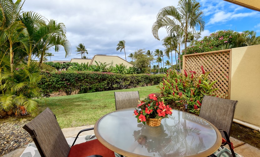 Lovely home with lanai & enclosed courtyard, close to beach & restaurants
