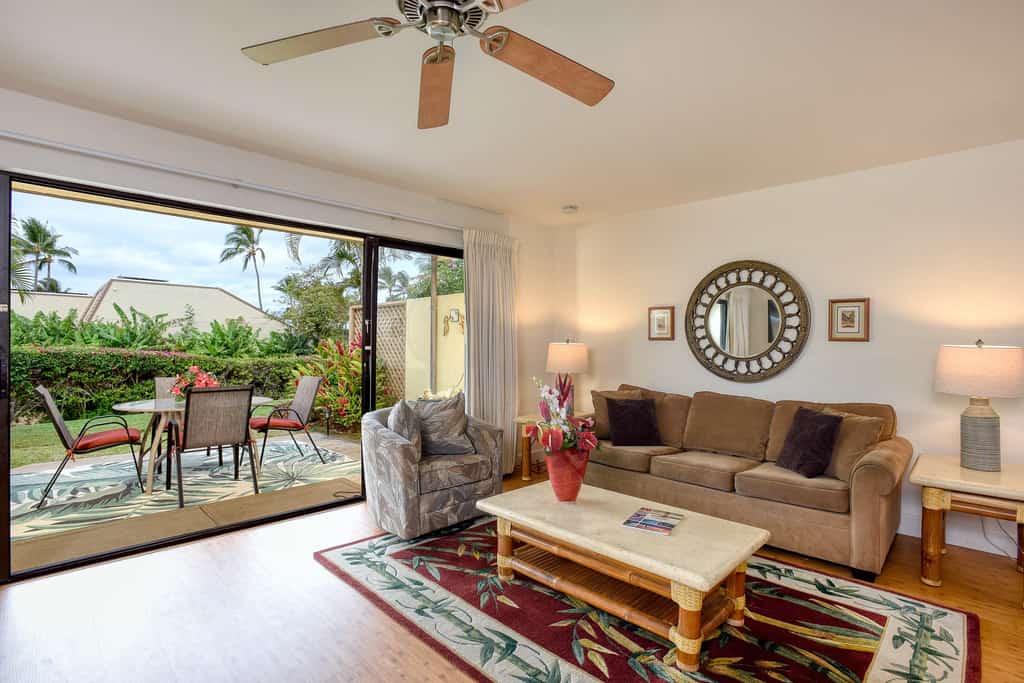 Lovely home with lanai & enclosed courtyard, close to beach & restaurants
