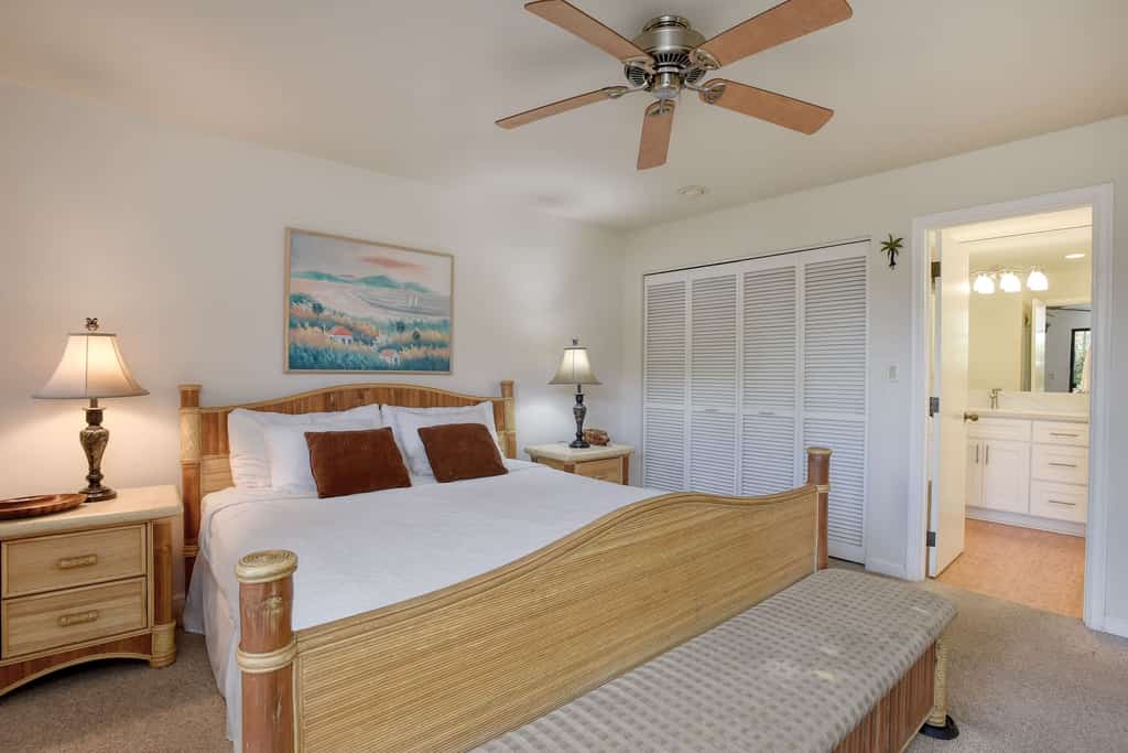 Lovely home with lanai & enclosed courtyard, close to beach & restaurants