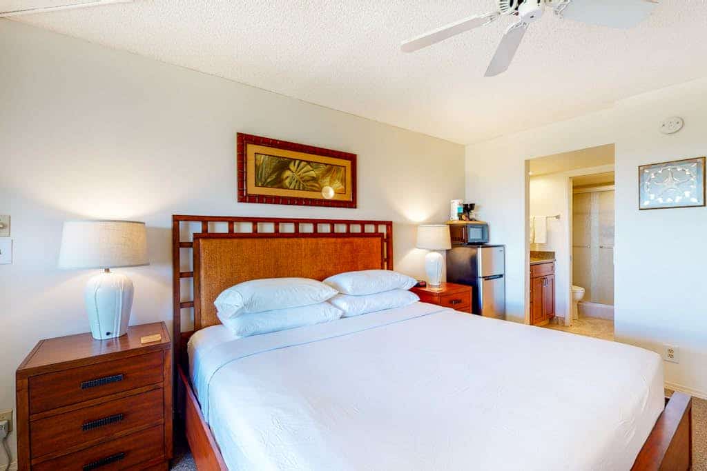 Fourth Floor Studio with Shared Pool, High-Speed WiFi, and Partial Ocean View