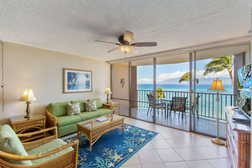 Oceanfront sixth-floor condo w/water views, balcony, washer/dryer, shared pool