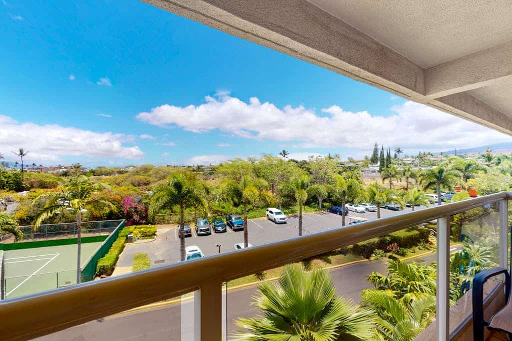 4th-floor condo with pool, hot tub, tennis - snowbirds welcome