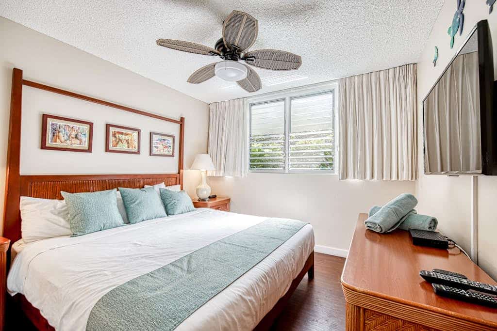 Stylish island condo with ocean view, lanai, shared pool - walk to the beach!