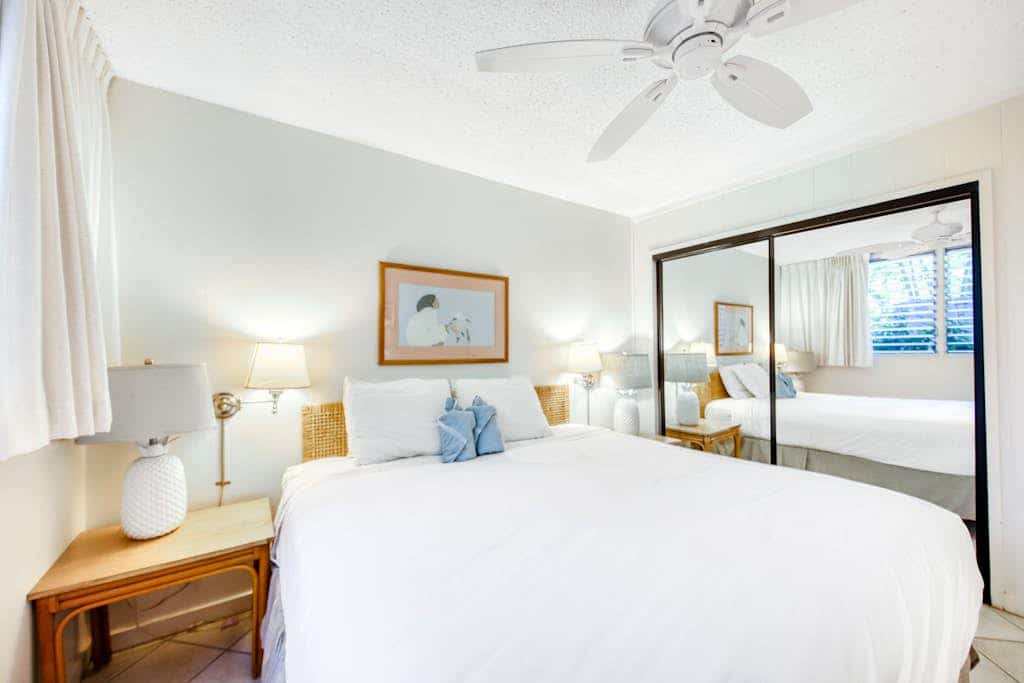 Ground-floor, tropical-themed condo with full Kitchen & furnished patio