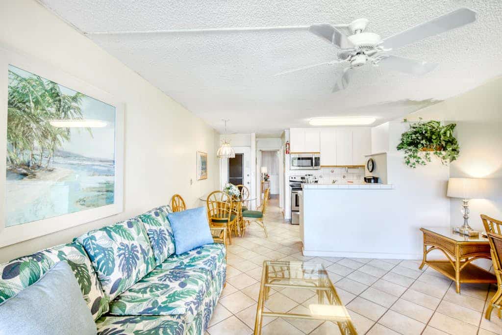 Ground-floor, tropical-themed condo with full Kitchen & furnished patio