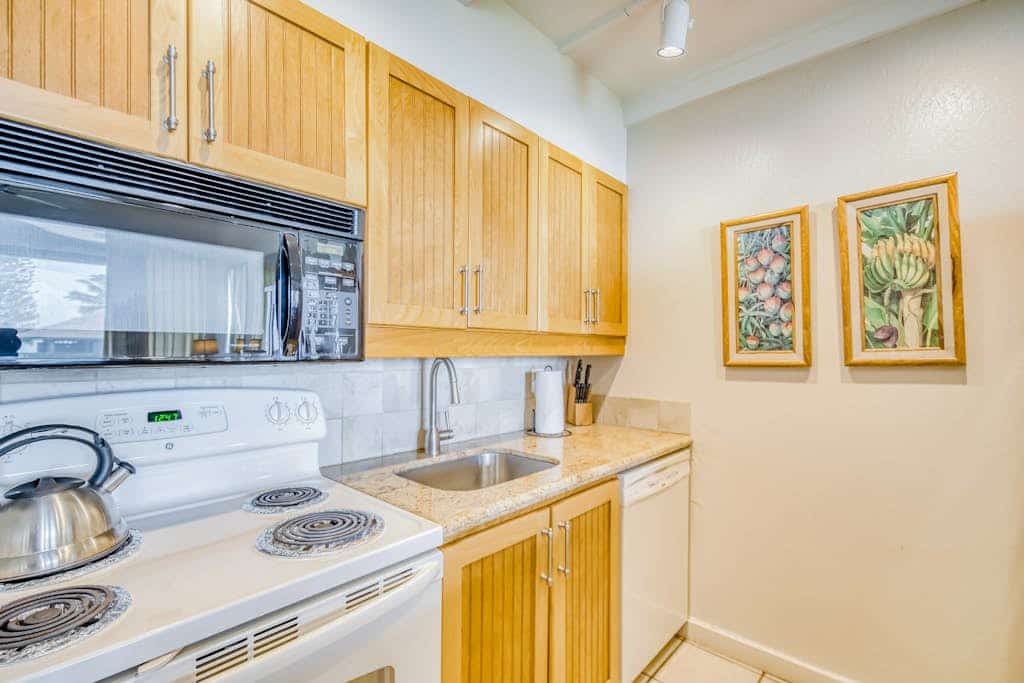 Lofted Lahaina gem pool, ocean view, & high-speed WiFi
