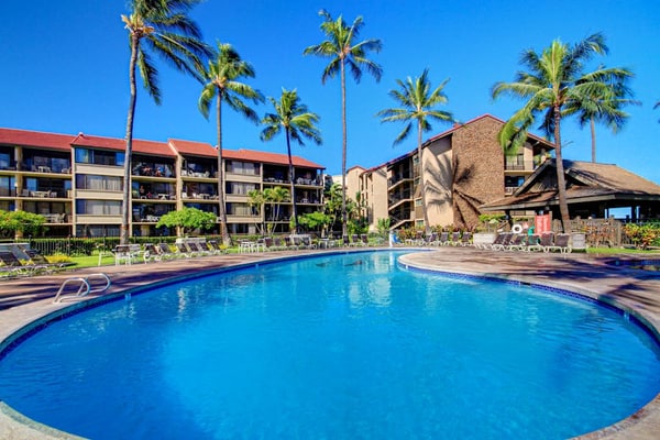 Third-floor condo w/partial ocean views/shared outdoor pool/gas grill/pool spa