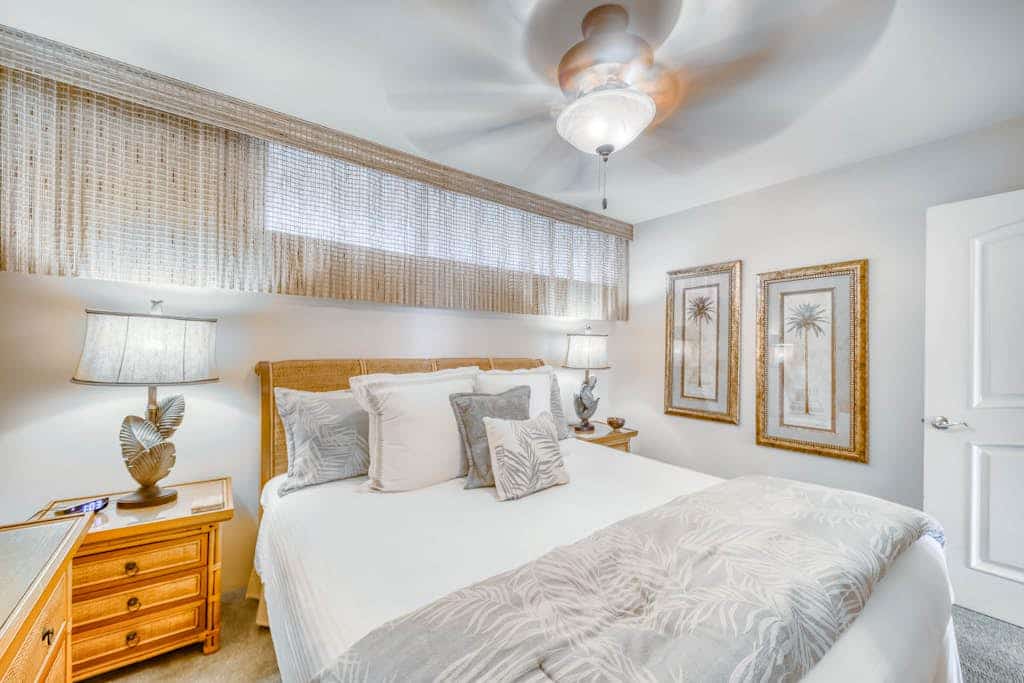 Third-floor condo w/partial ocean views/shared outdoor pool/gas grill/pool spa