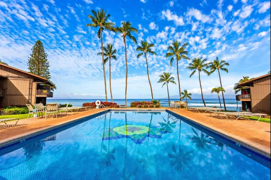 Ground-floor beach getaway with a full kitchen & a furnished patio