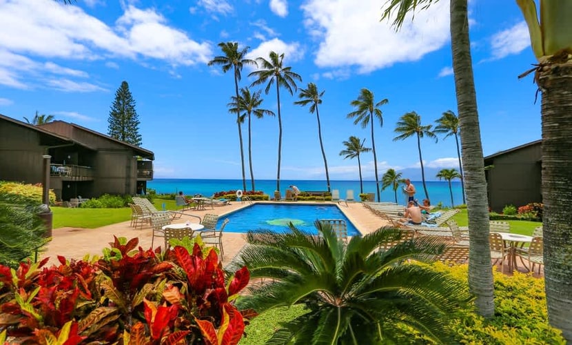 Oceanfront second-floor condo with pool, water view & high-speed WiFi