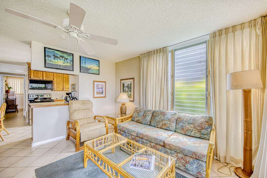 Corner ocean-view condo with patio, full kitchen & pool