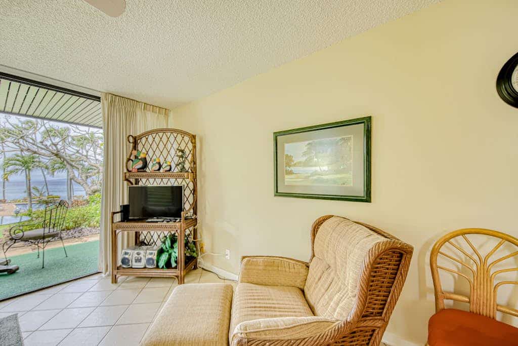 Corner ocean-view condo with patio, full kitchen & pool