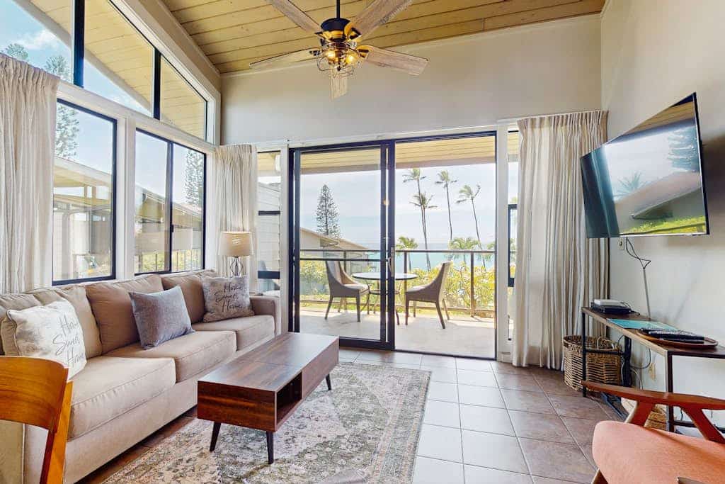 Convenient oceanfront condo with high-speed WiFi & outdoor pool