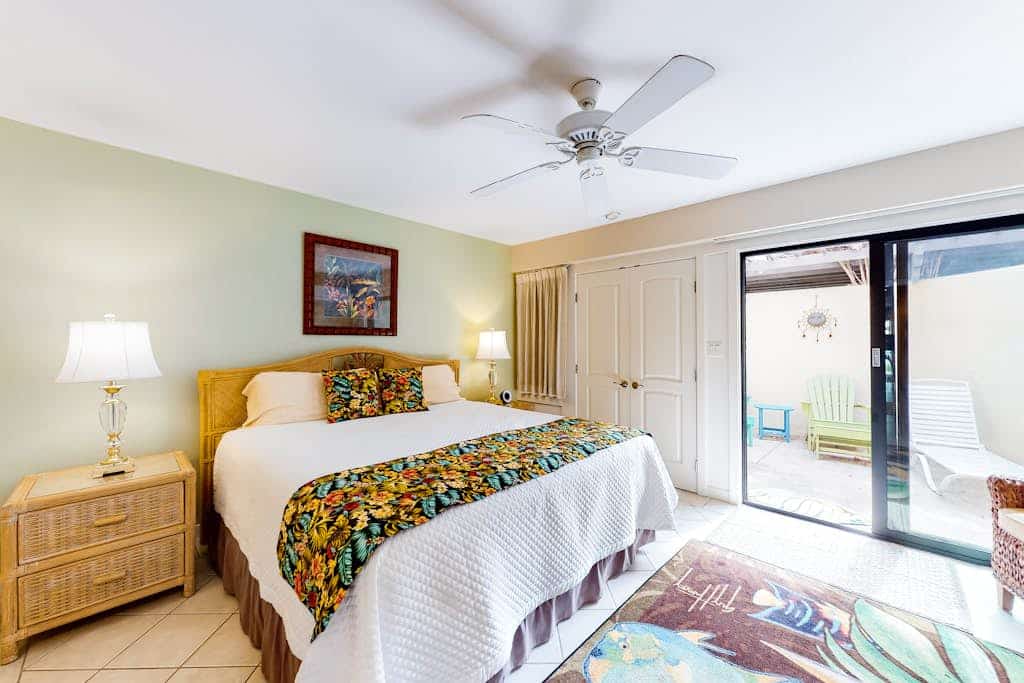 Ground-floor oceanfront with pool, hot tub & W/D - walk to beach