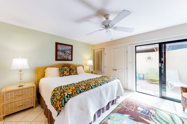Ground-floor oceanfront with pool, hot tub & W/D - walk to beach